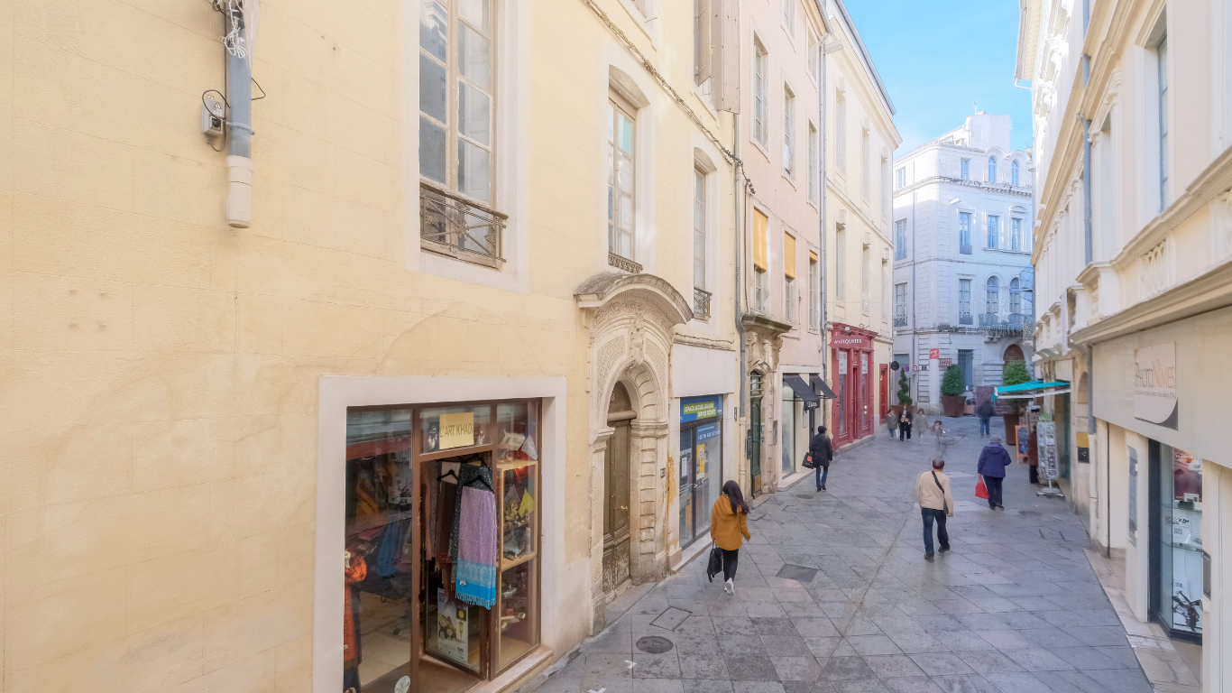 NÎMES : Régale