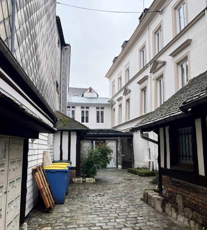 RUE LE NOSTRE